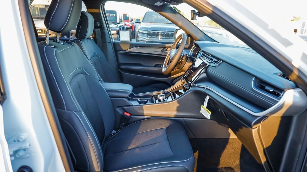 New 2025 Jeep Grand Cherokee Laredo X w/ Luxury Tech Group I image 18