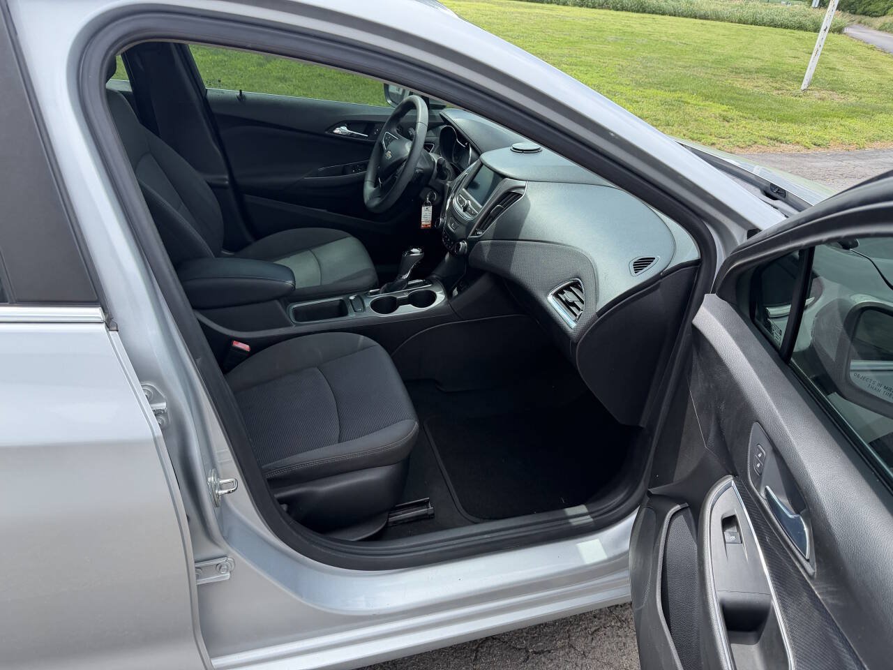 Used 2019 Chevrolet Cruze LT FWD image 14