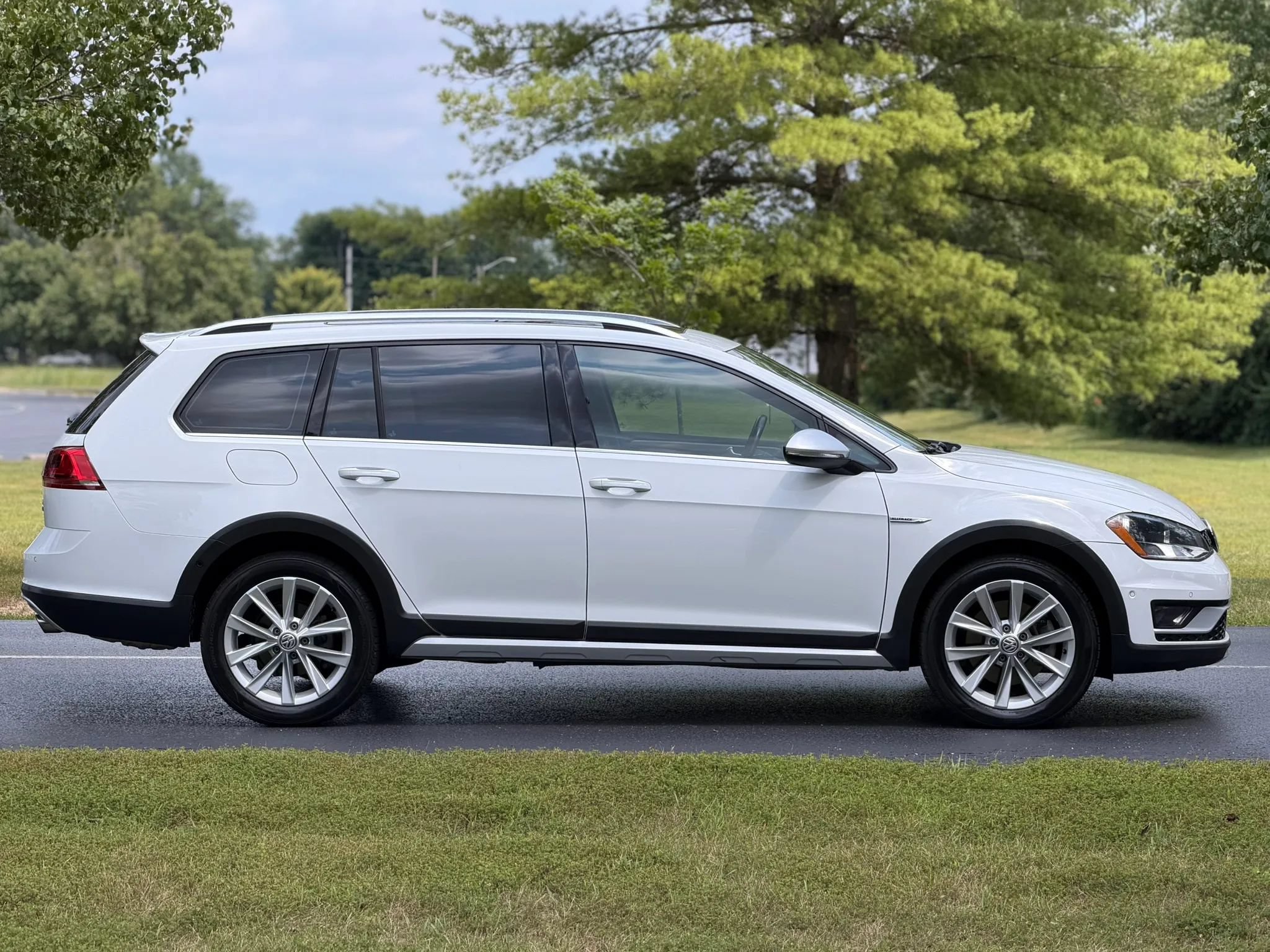 Used 2017 Volkswagen Golf Alltrack S AWD/4WD image 4