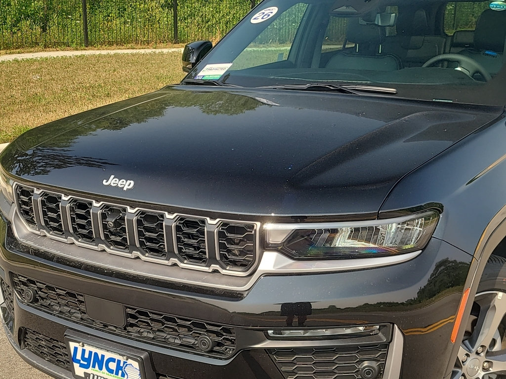 New 2026 Jeep Grand Cherokee Limited w/ Limited Altitude Package AWD/4WD image 8