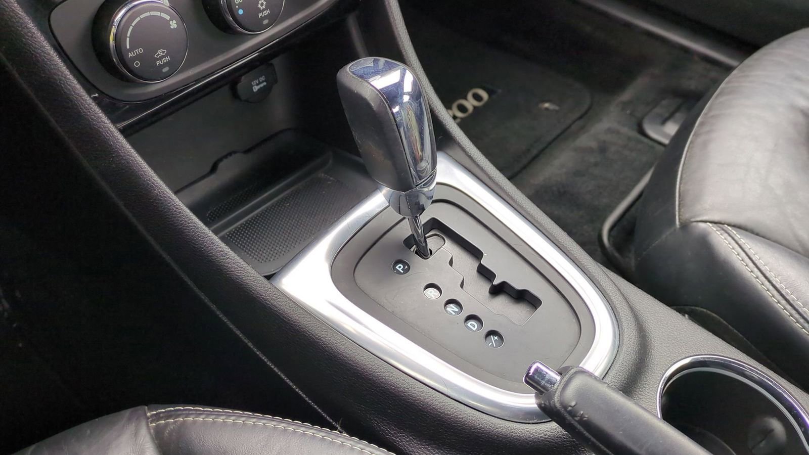 Used 2013 Chrysler 200 Limited image 33