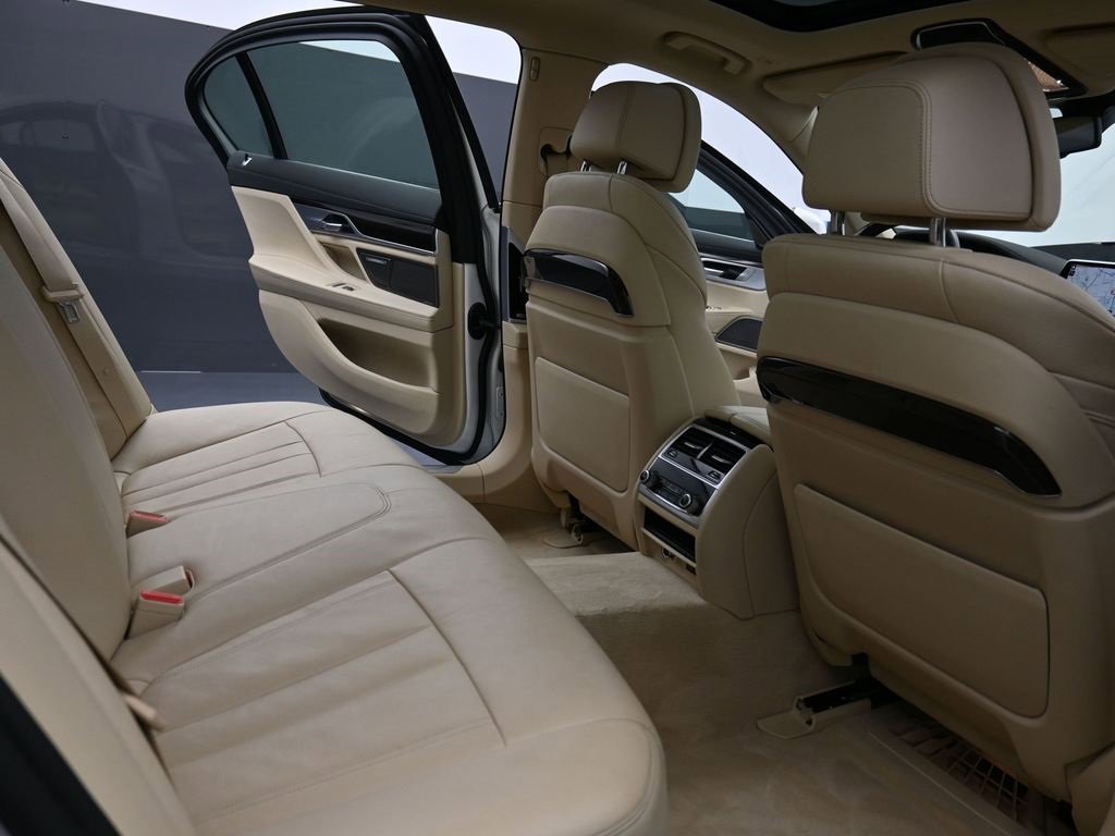 Used 2021 BMW 740i xDrive image 18