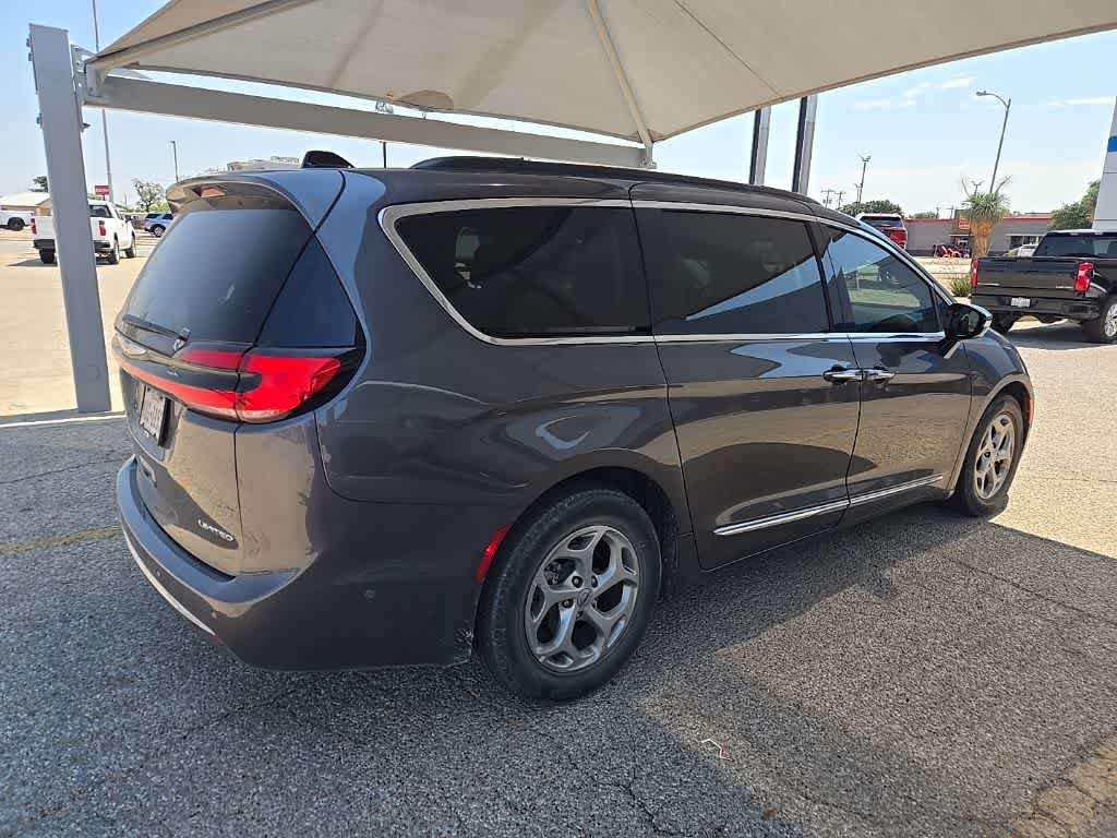 Used 2023 Chrysler Pacifica Limited FWD image 3