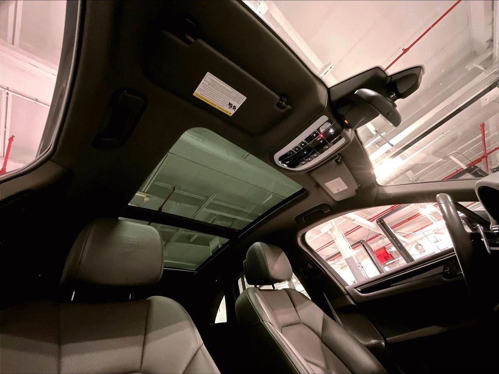 Certified 2024 Porsche Macan image 27