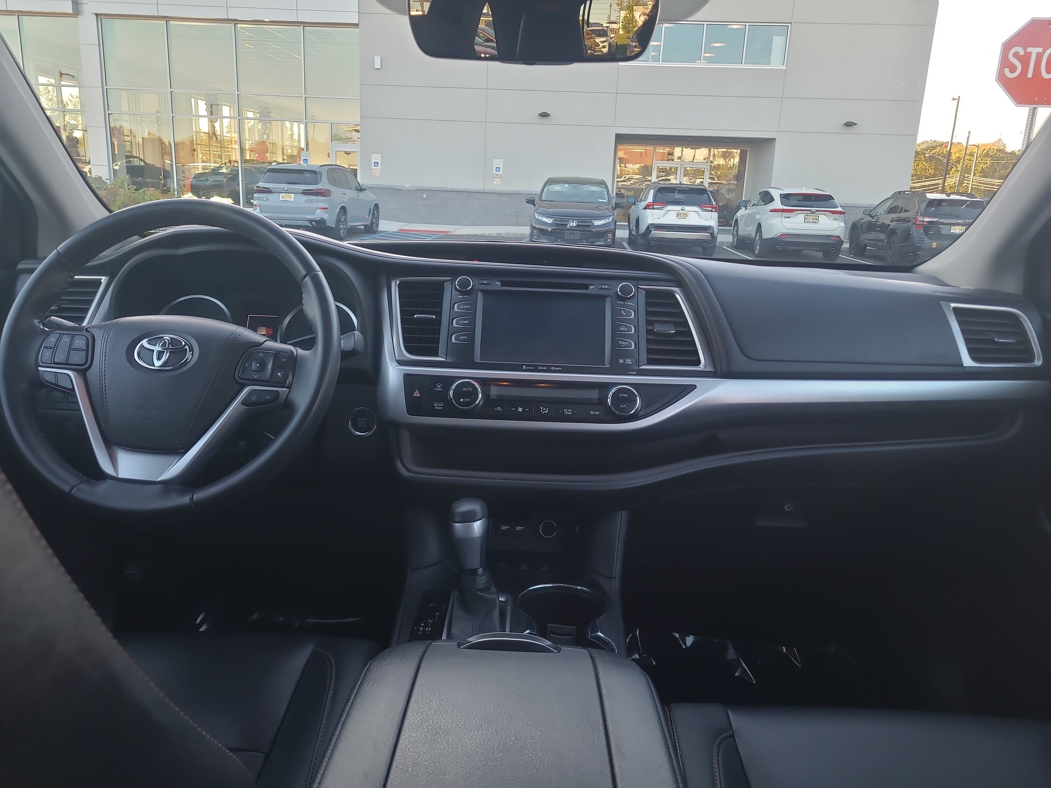 Used 2019 Toyota Highlander XLE AWD/4WD image 18