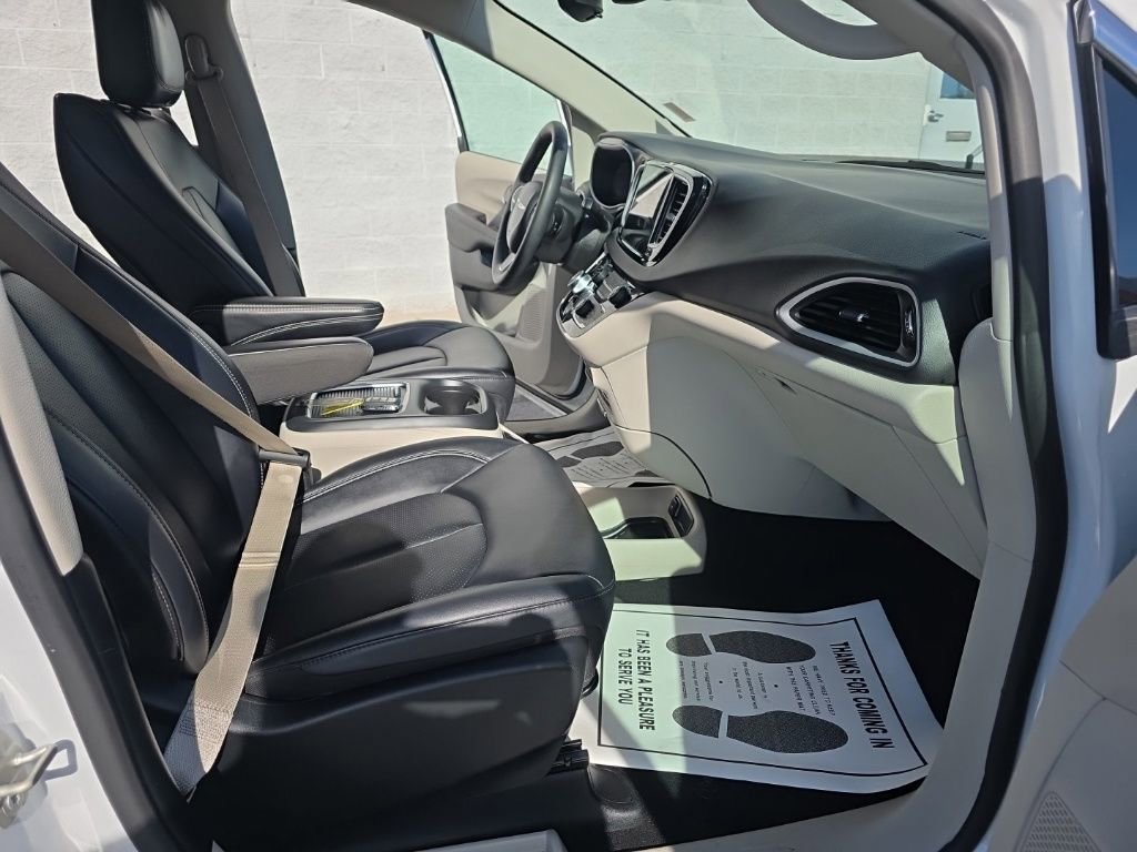 Used 2024 Chrysler Pacifica Touring-L image 17