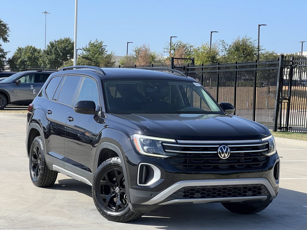 Used 2025 Volkswagen Atlas Peak Edition SE AWD/4WD image 2