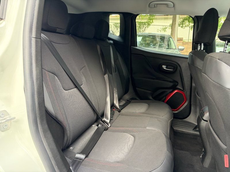 Used 2015 Jeep Renegade Trailhawk AWD/4WD image 20