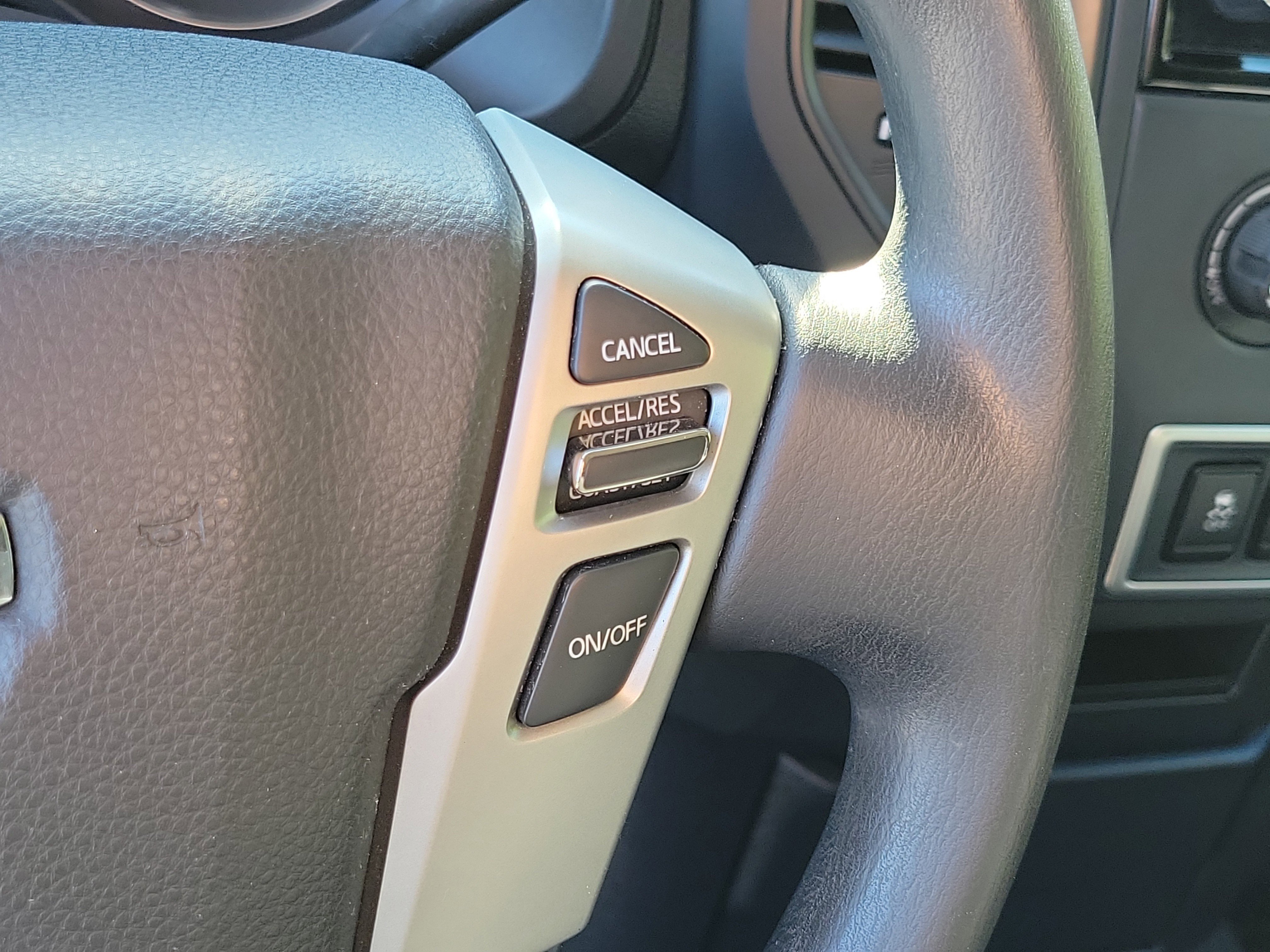 Used 2022 Nissan Titan S image 30