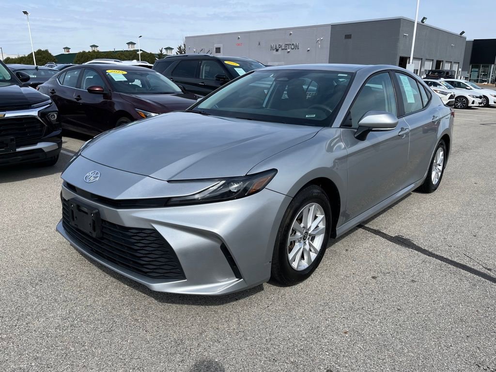 Used 2025 Toyota Camry LE image 3