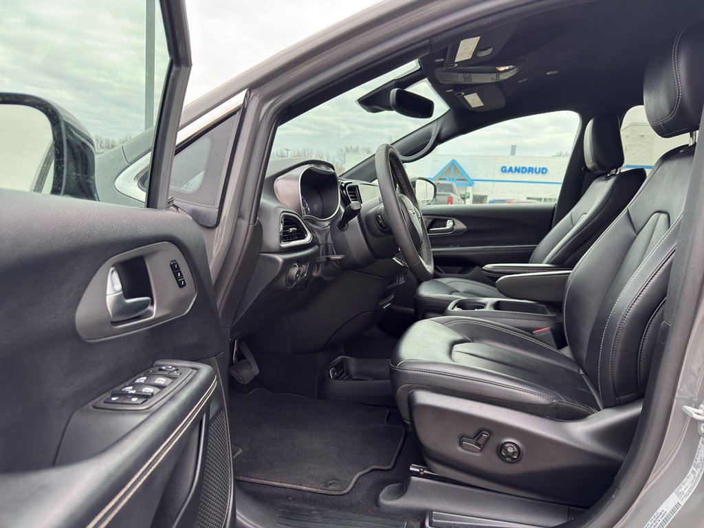 Used 2025 Chrysler Pacifica Select image 10