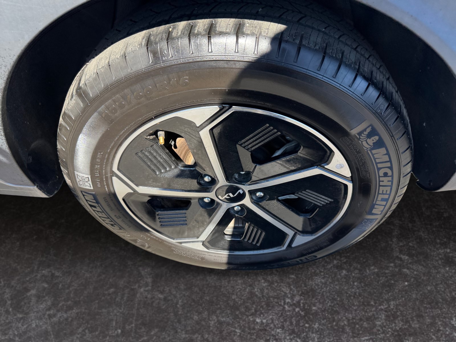 Used 2023 Kia Niro EX FWD image 14