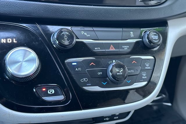 Used 2018 Chrysler Pacifica Touring Plus image 28