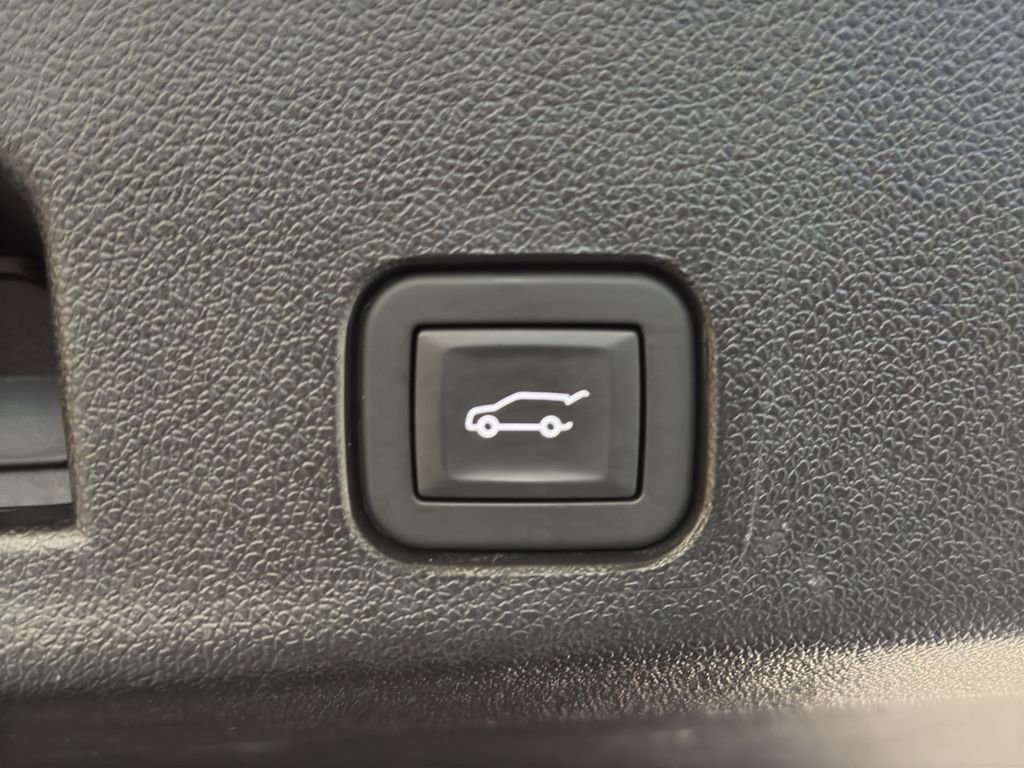 Used 2025 Chevrolet Traverse RS image 24