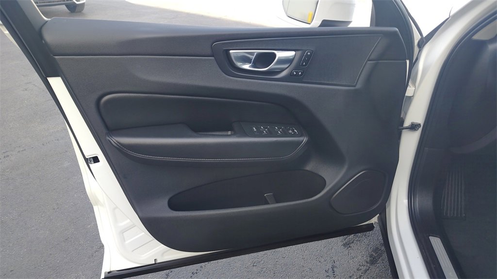 Certified 2023 Volvo XC60 B5 Plus w/ Climate Package image 8