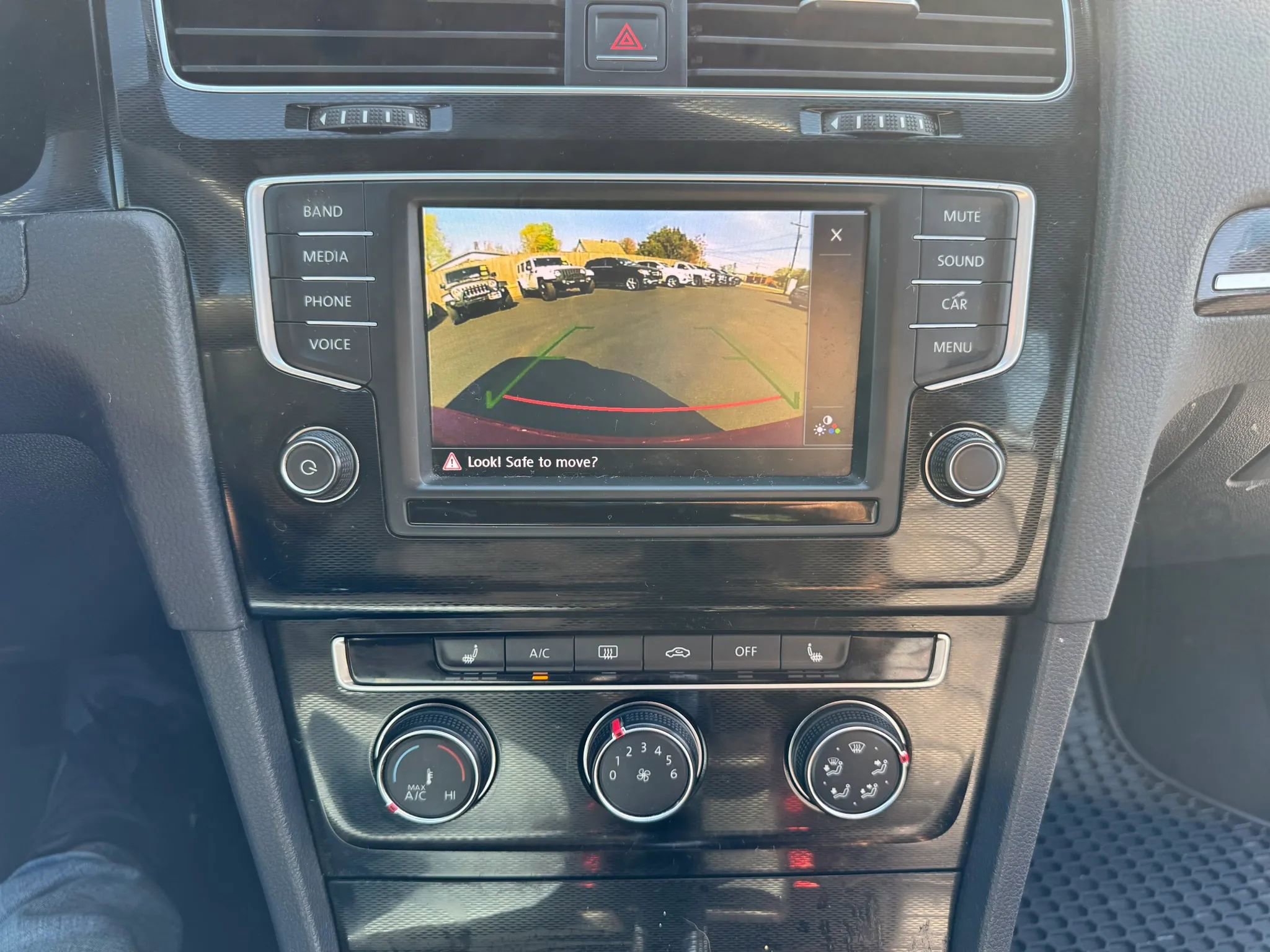 Used 2016 Volkswagen Golf 4-Door FWD image 19