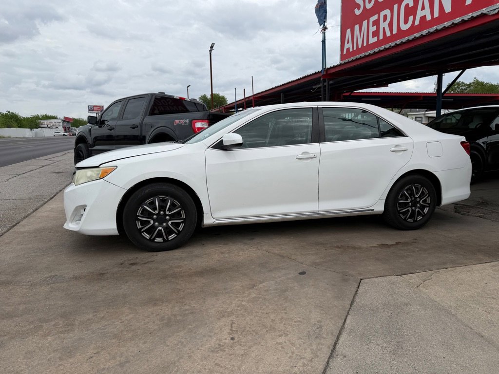 Used 2014 Toyota Camry LE image 14