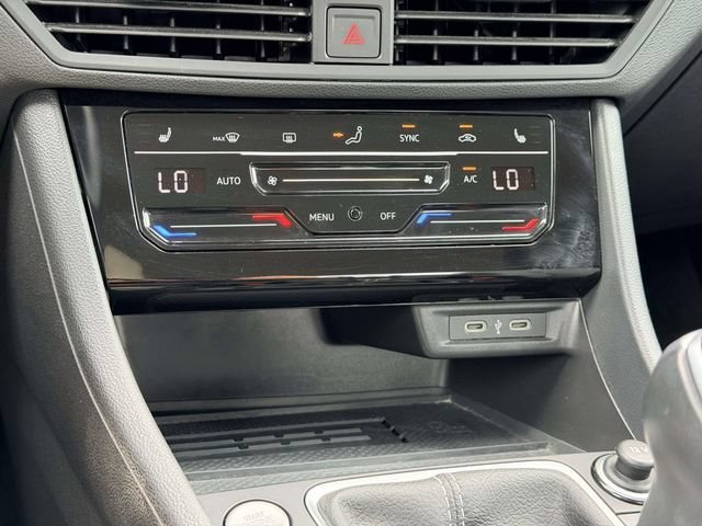 Used 2025 Volkswagen Jetta SE FWD image 21