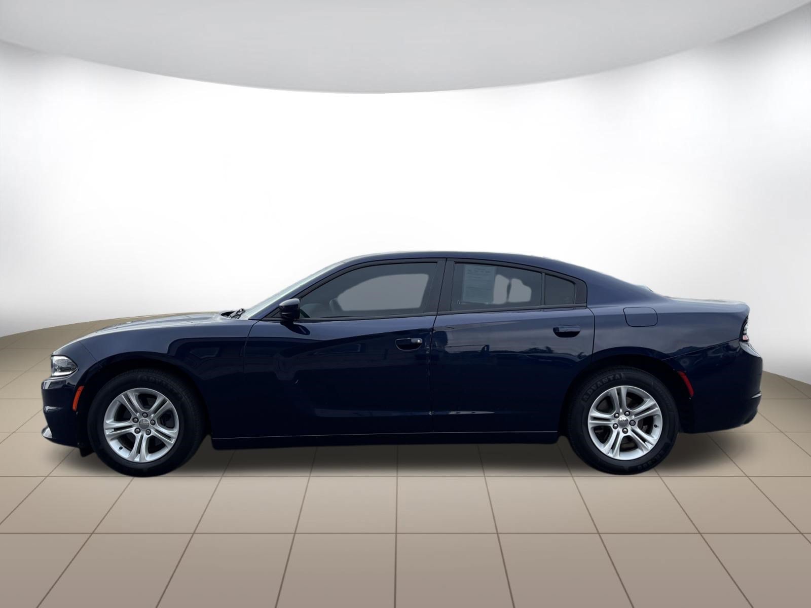 Used 2016 Dodge Charger SE RWD image 4