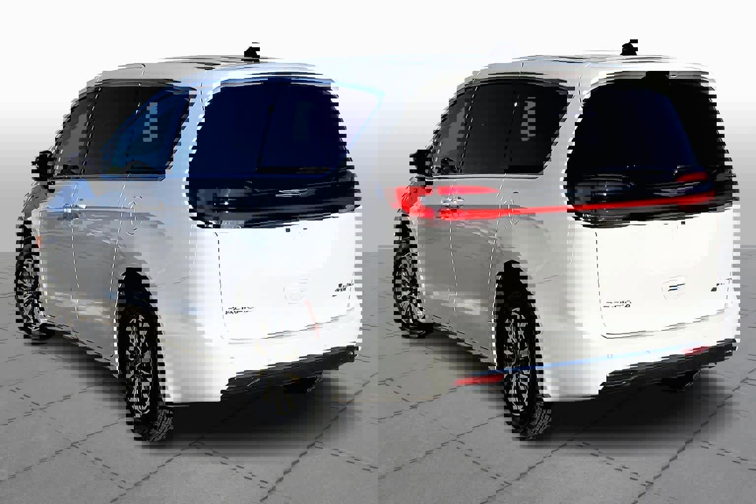 Used 2025 Chrysler Pacifica Select image 12