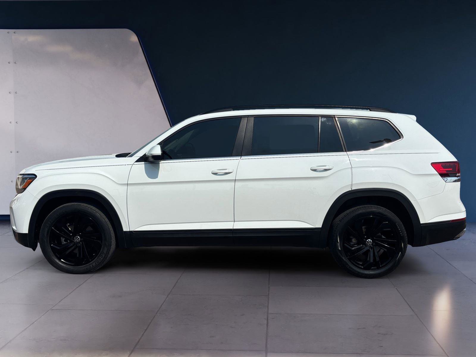 Used 2023 Volkswagen Atlas SE w/ Panoramic Sunroof Package FWD image 2