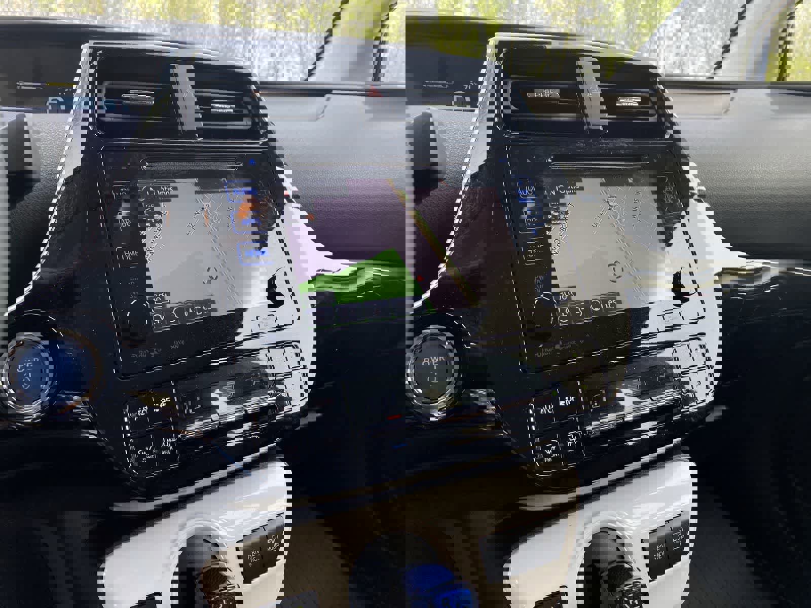 Used 2018 Toyota Prius Three Touring w/ Appearance Package FWD image 31