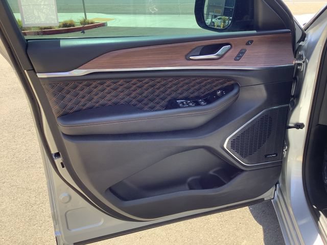 Used 2024 Jeep Grand Cherokee Summit AWD/4WD image 9