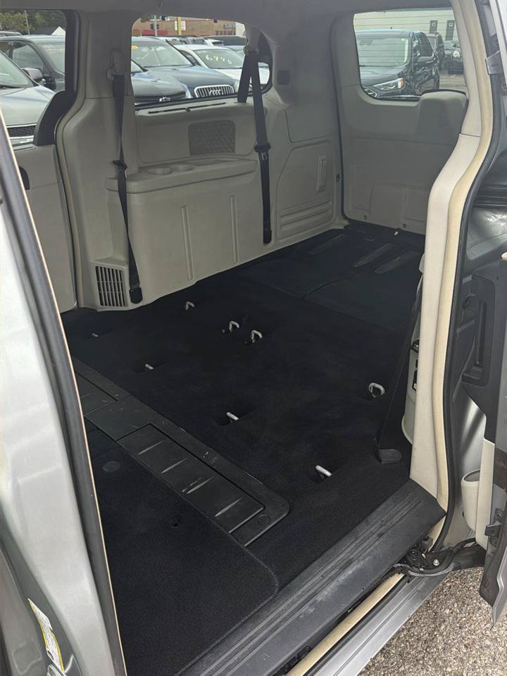 Used 2014 Chrysler Town & Country Touring-L w/ Driver Convenience Group FWD image 13