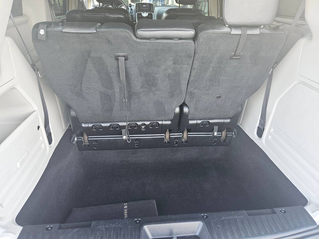 Used 2016 Chrysler Town & Country Touring FWD image 37