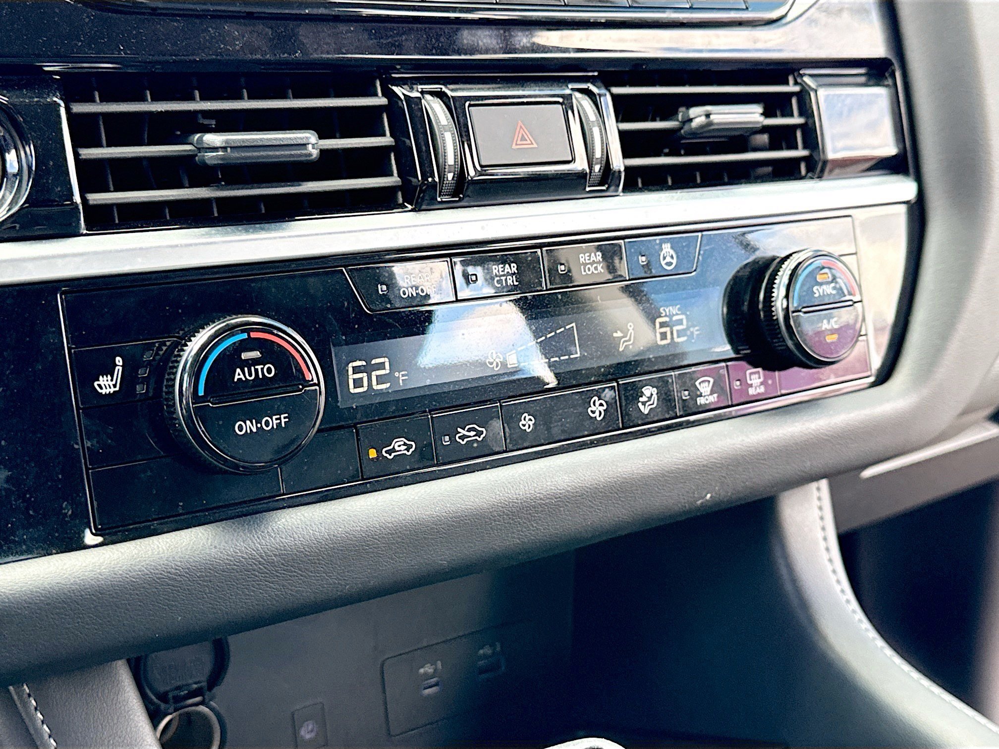 Used 2024 Nissan Pathfinder SL FWD image 12