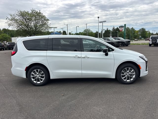 New 2027 Chrysler Pacifica Select w/ Family Tech Group AWD/4WD image 31