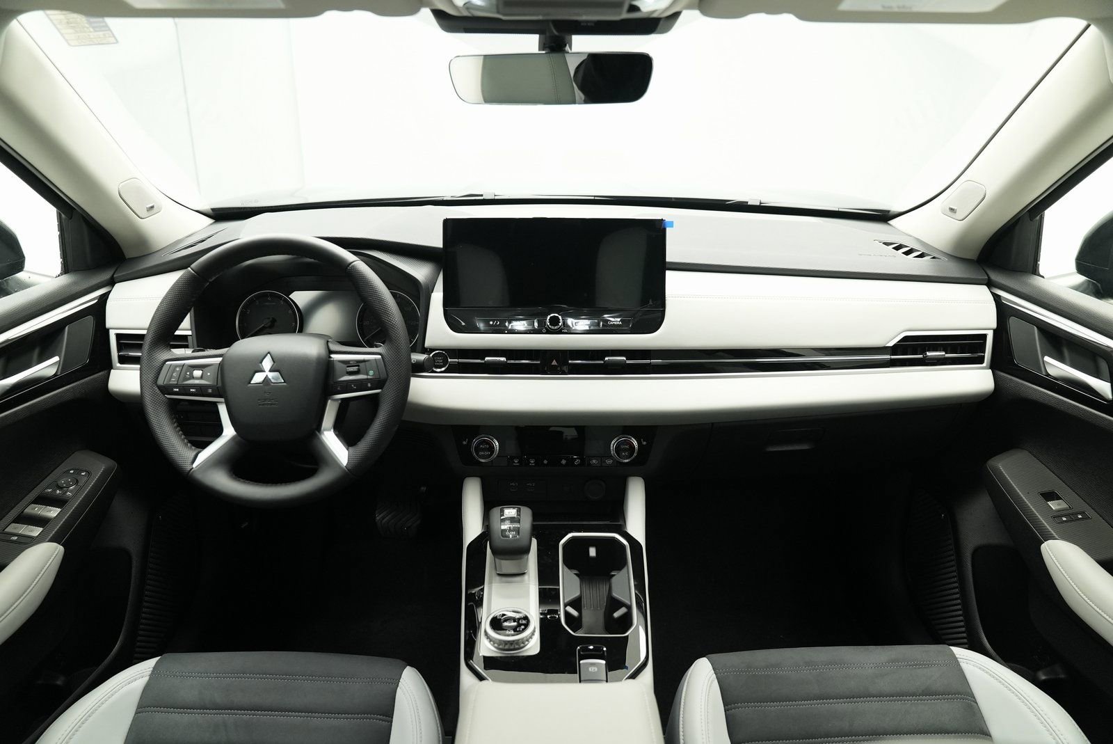 Used 2025 Mitsubishi Outlander SE image 24