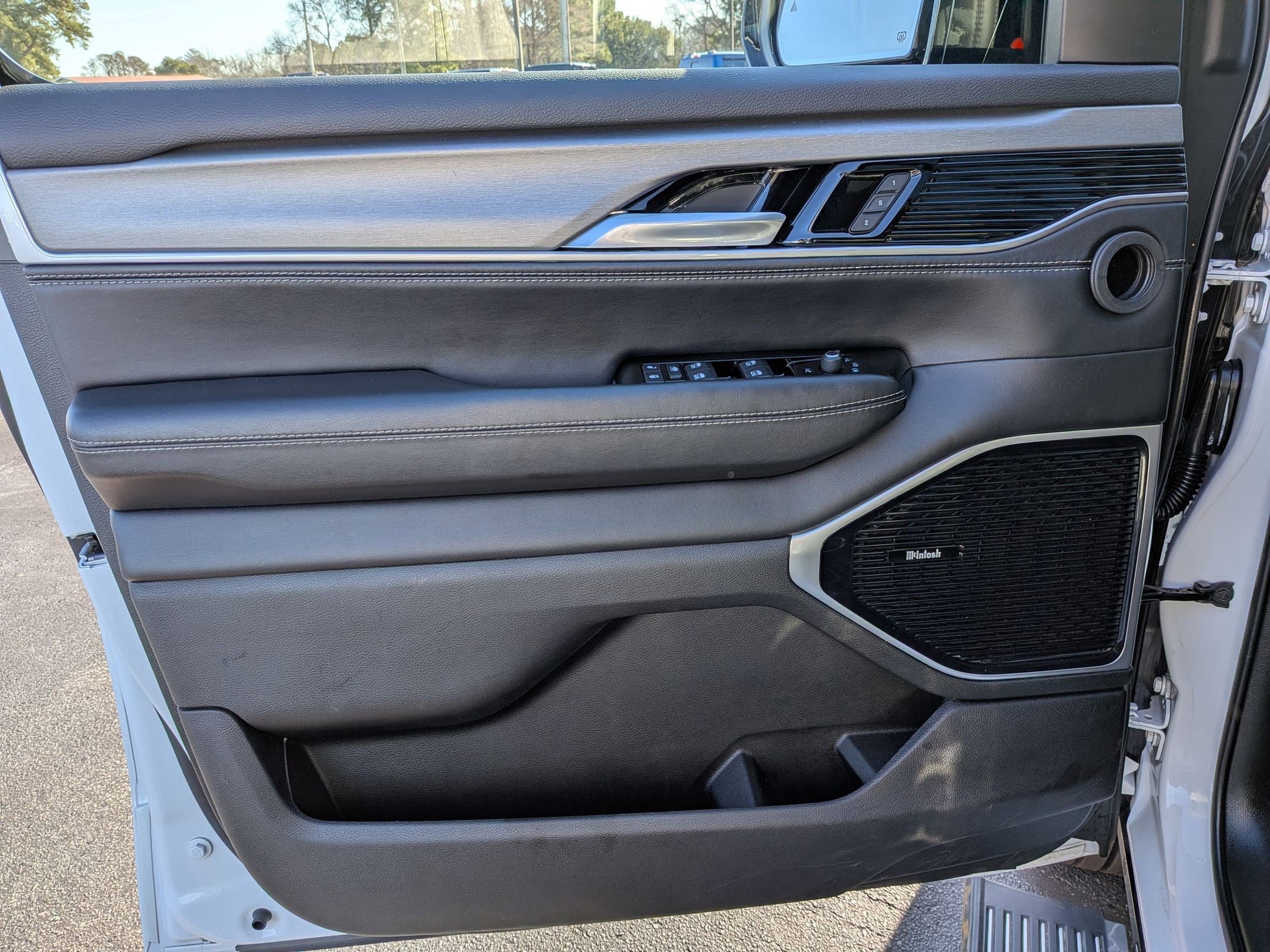 Certified 2025 Jeep Wagoneer Series III w/ Premium Group I image 11