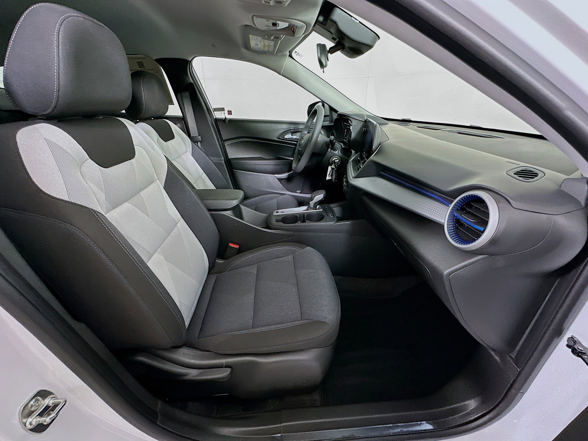 Used 2025 Chevrolet Trax LS w/ LS Convenience Package image 28