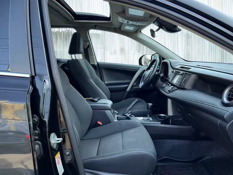 Used 2018 Toyota RAV4 XLE AWD/4WD image 14
