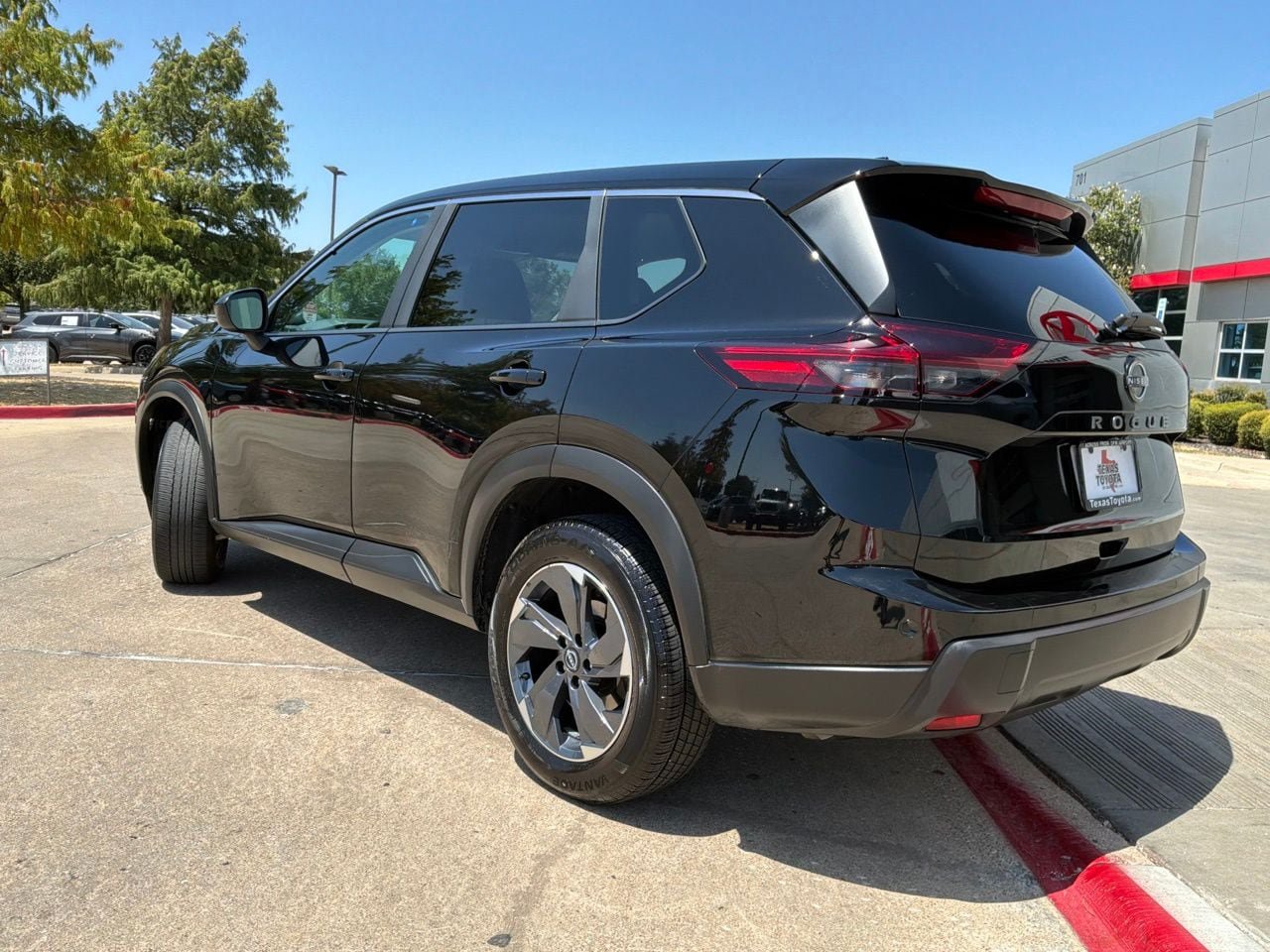Used 2026 Nissan Rogue SV FWD image 8