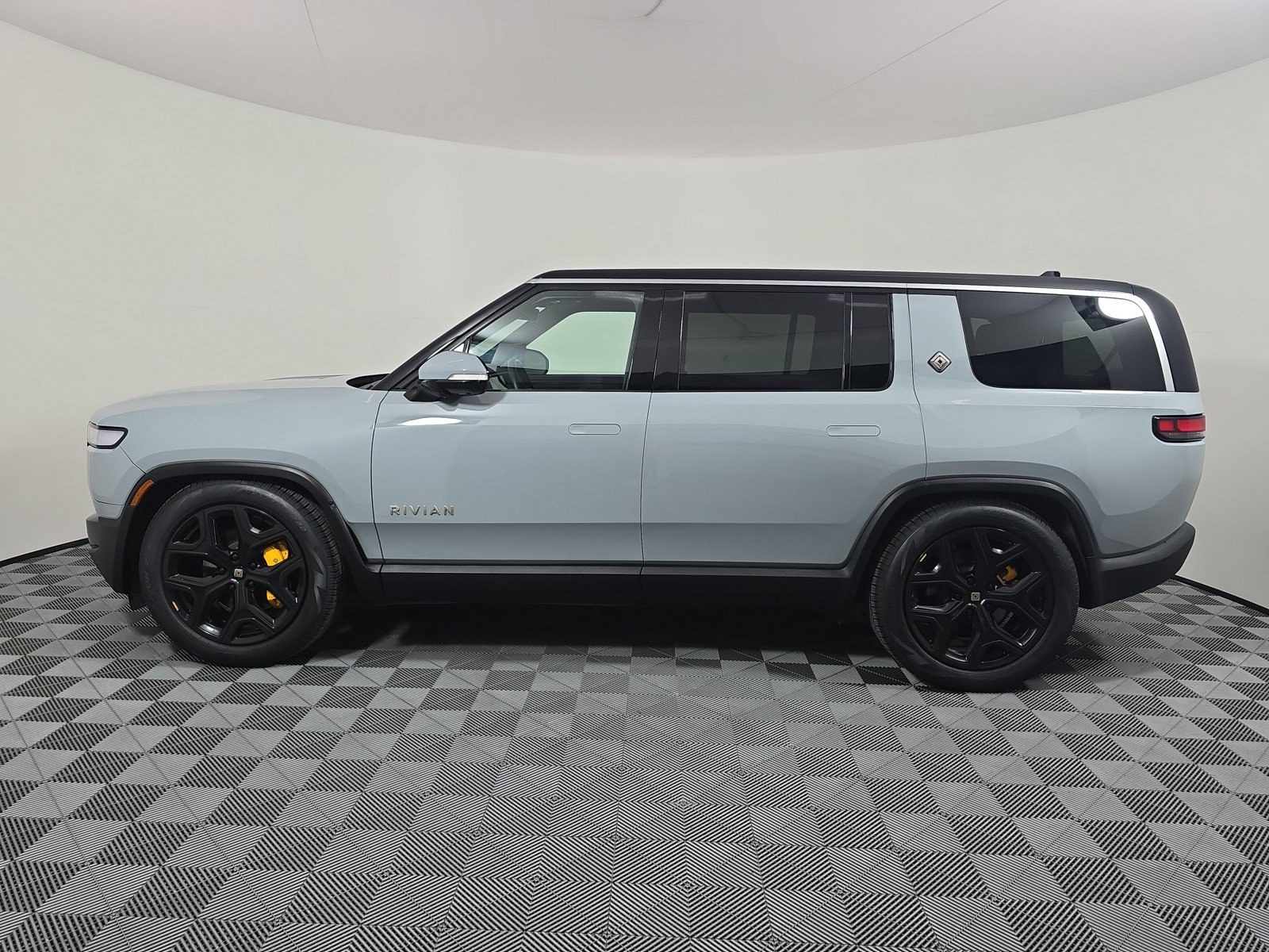 Used 2024 Rivian R1S Adventure AWD/4WD image 2