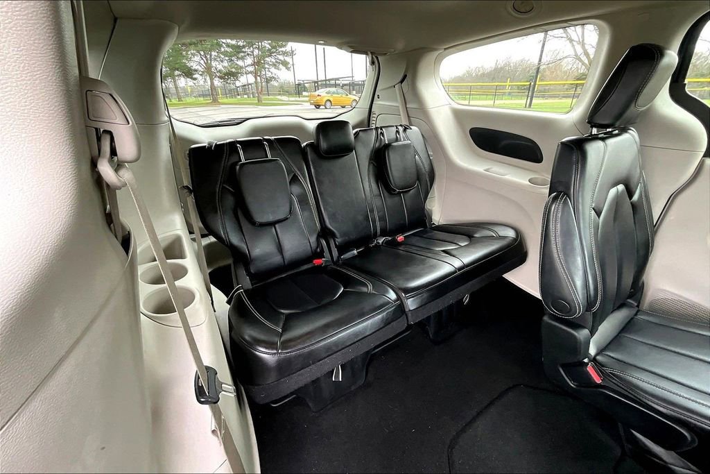 Used 2023 Chrysler Pacifica Touring-L FWD image 25