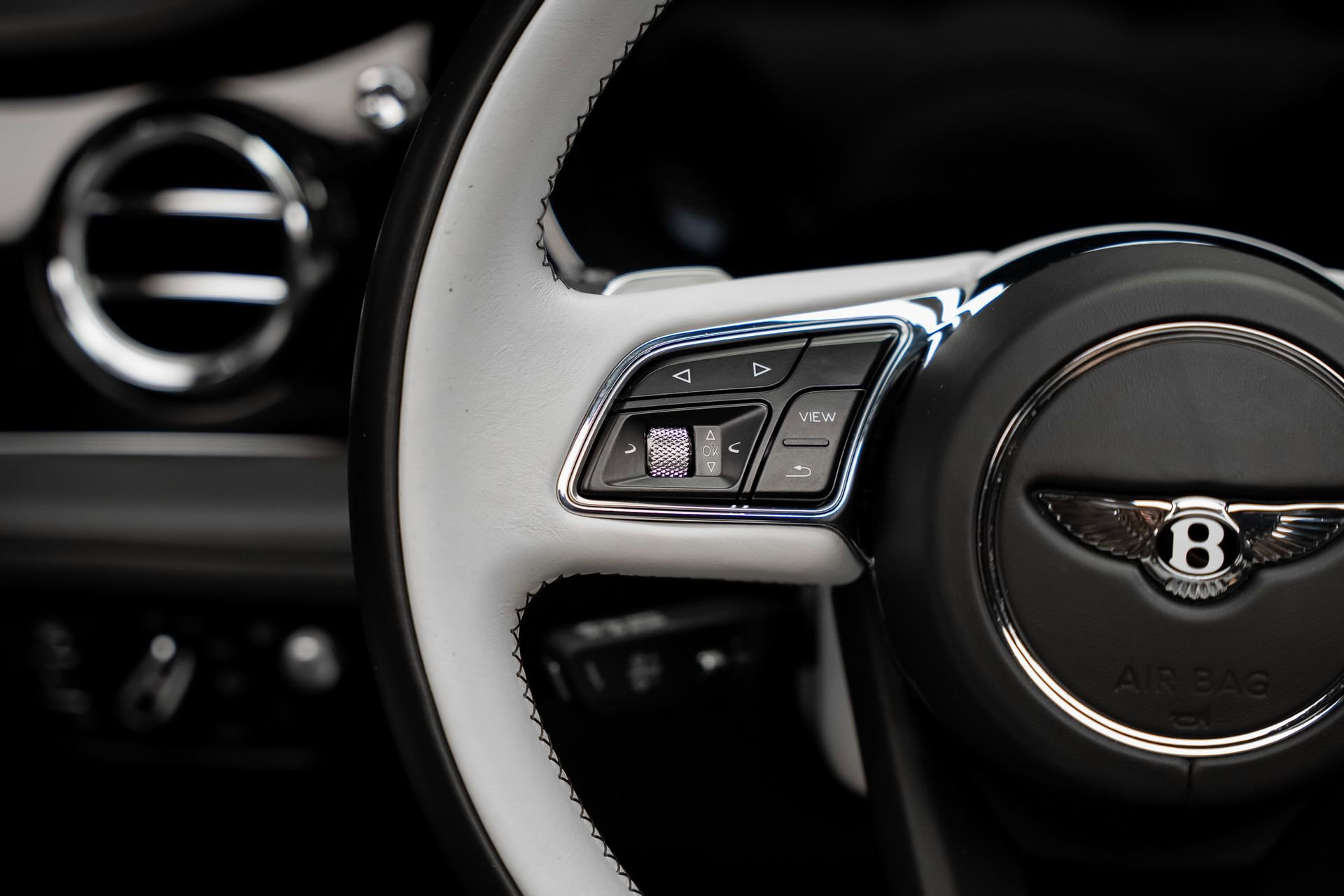 Used 2021 Bentley Bentayga Plug-In Hybrid image 43