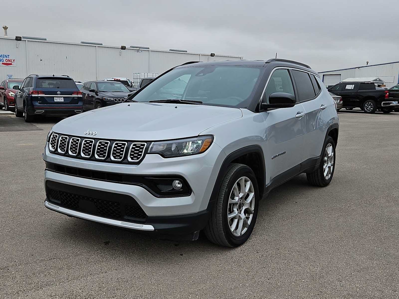 Used 2025 Jeep Compass Limited AWD/4WD image 4