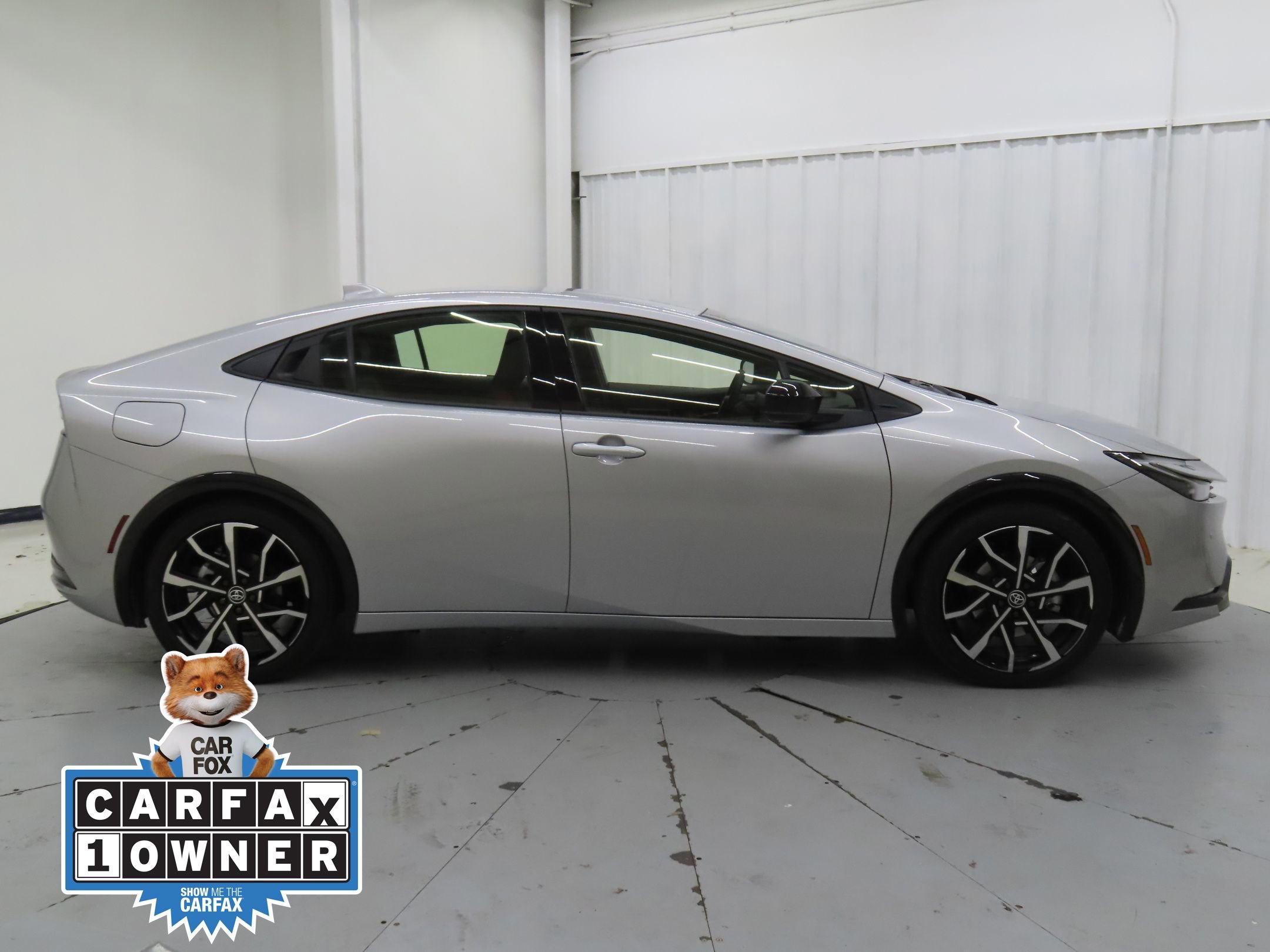 Used 2025 Toyota Prius Plug-In Hybrid image 2