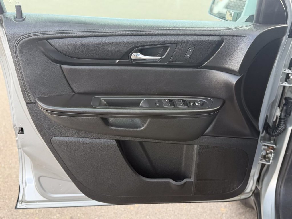 Used 2015 Chevrolet Traverse LT w/ Style and Technology Package FWD image 8