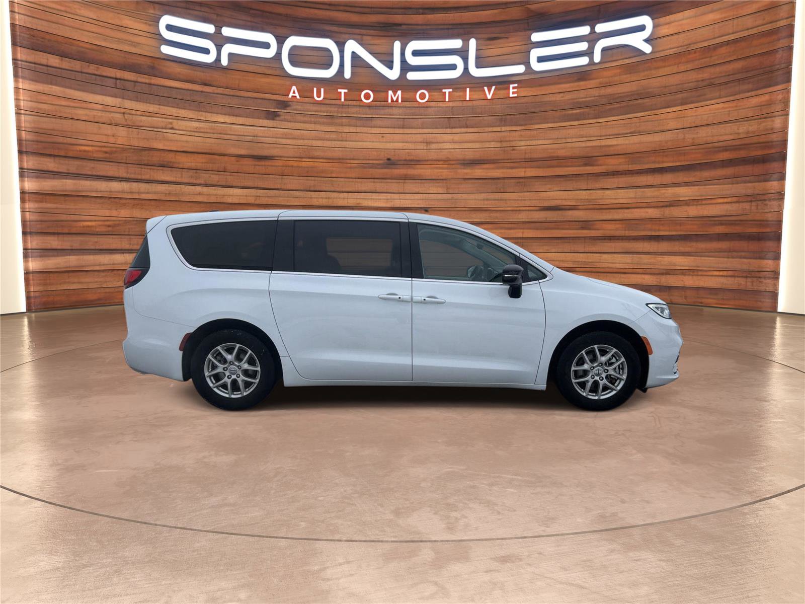 Used 2024 Chrysler Pacifica Touring-L image 7