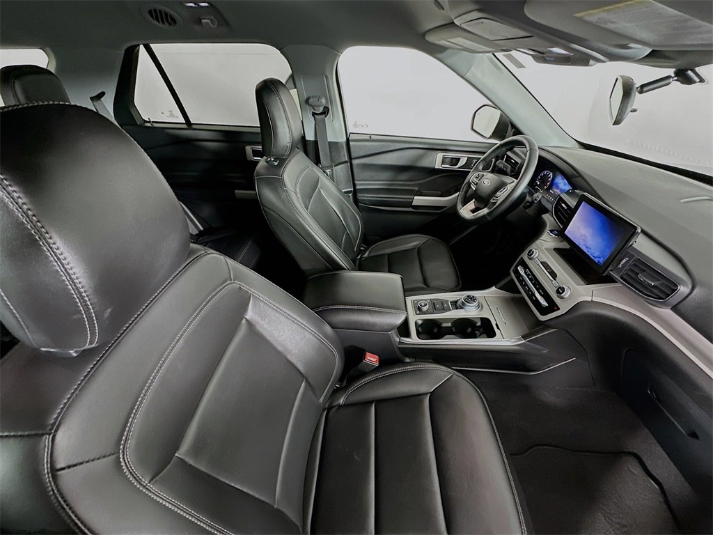 Used 2024 Ford Explorer XLT w/ Equipment Group 202A image 27