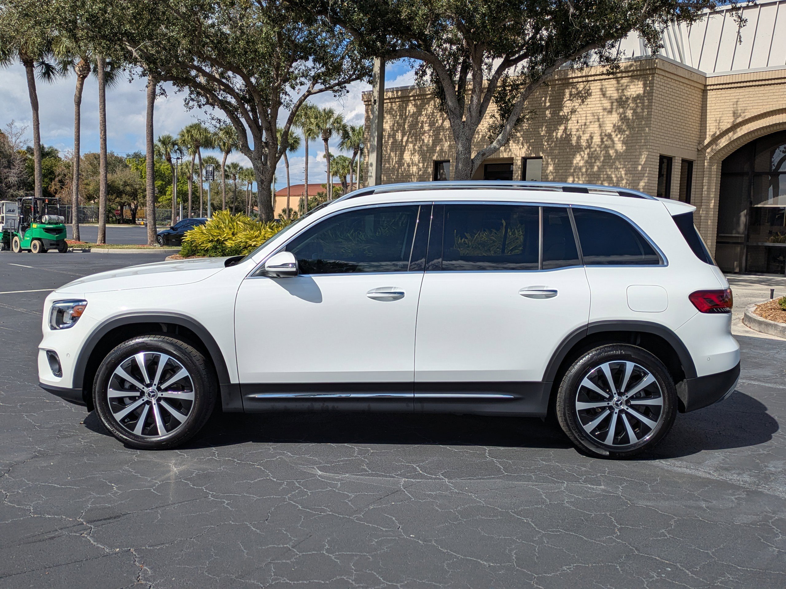 Used 2023 Mercedes-Benz GLB 250 image 3