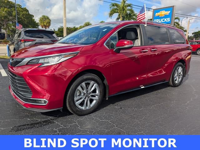 Used 2024 Toyota Sienna Limited image 3