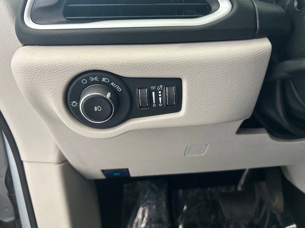 Used 2024 Chrysler Pacifica Touring-L FWD image 40