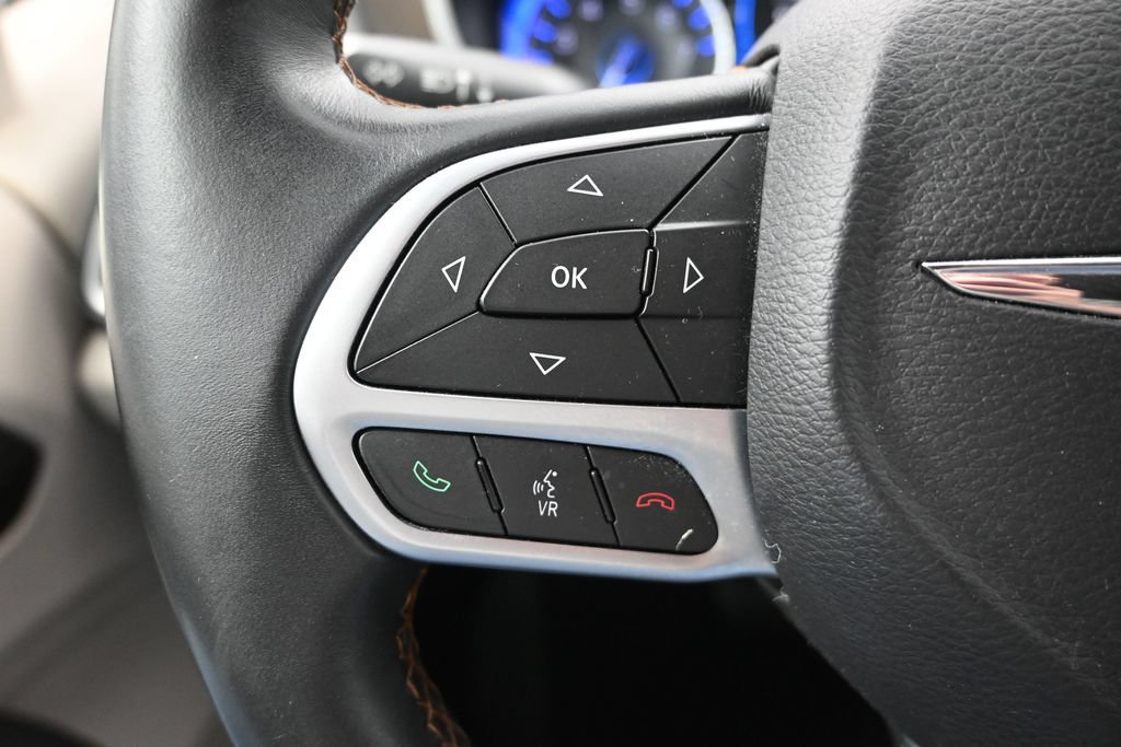 Used 2017 Chrysler Pacifica Touring-L FWD image 24
