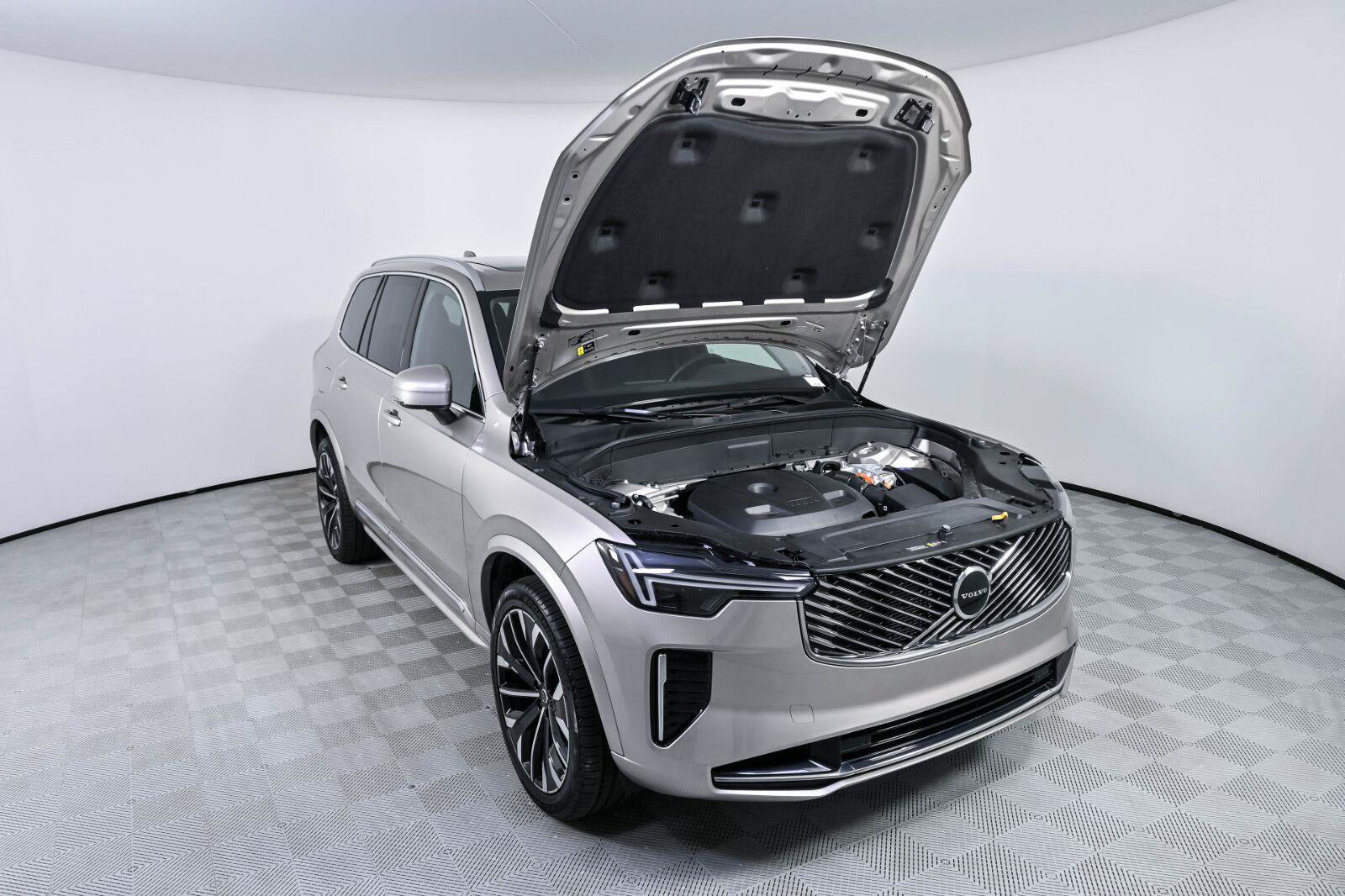 Certified 2025 Volvo XC90 T8 Core AWD/4WD image 33