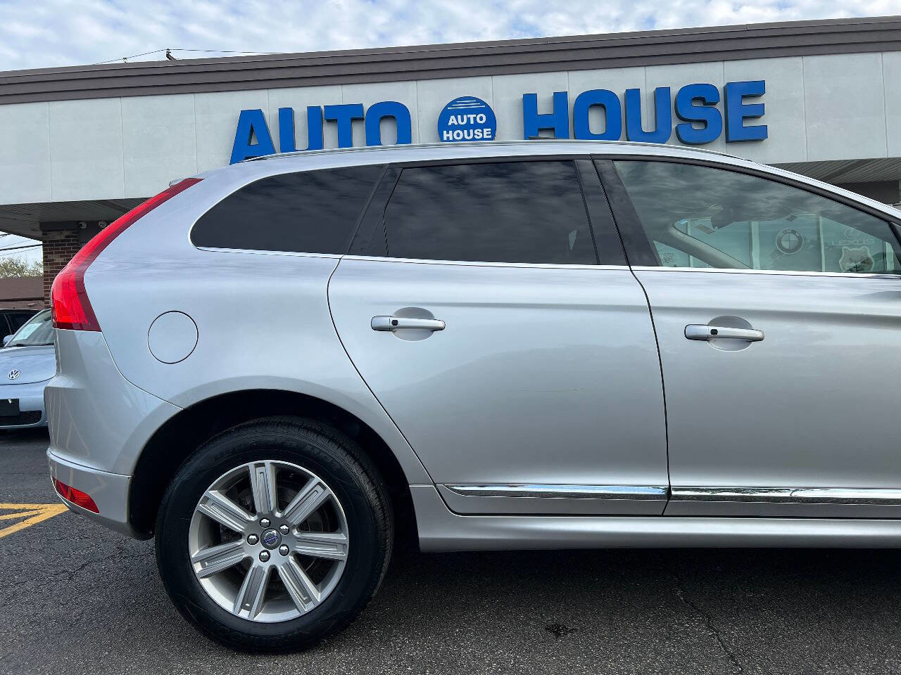 Used 2016 Volvo XC60 T5 Platinum w/ Protection Package AWD/4WD image 40